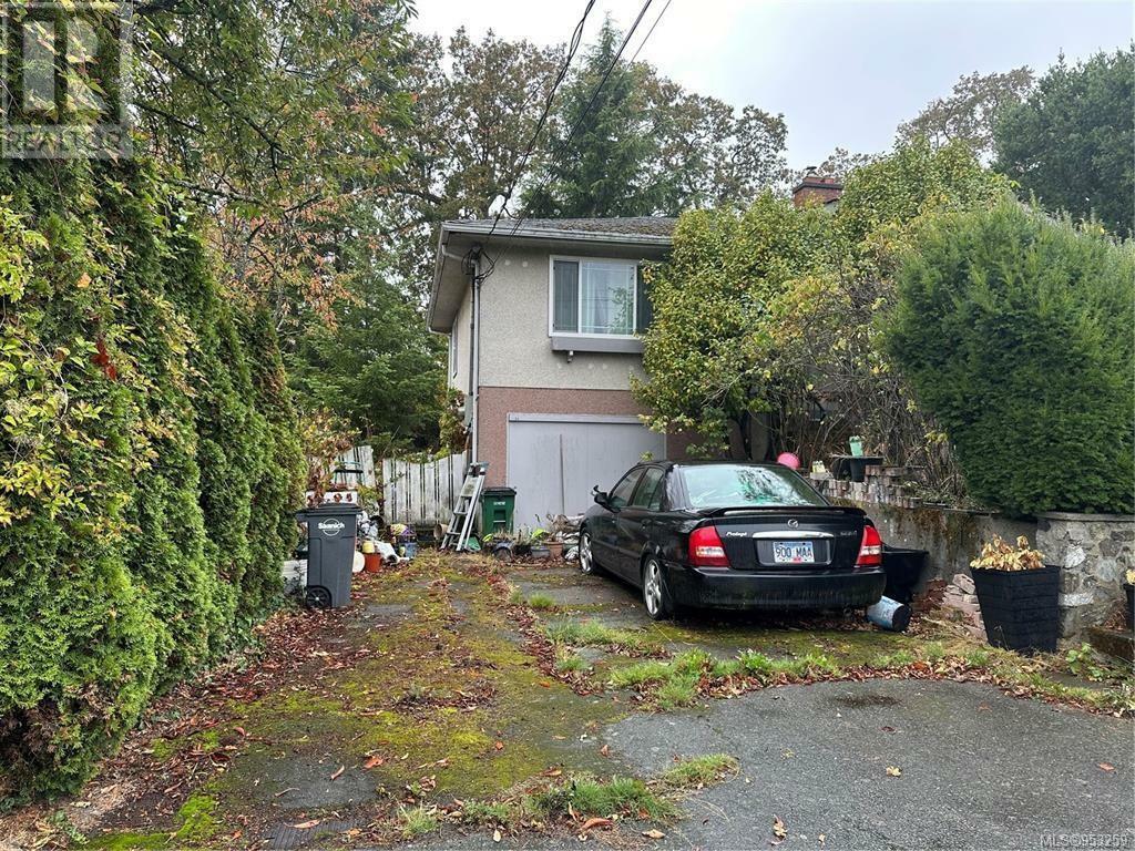 Property Photo: 3480 Bethune Avenue BC V8X 1W2