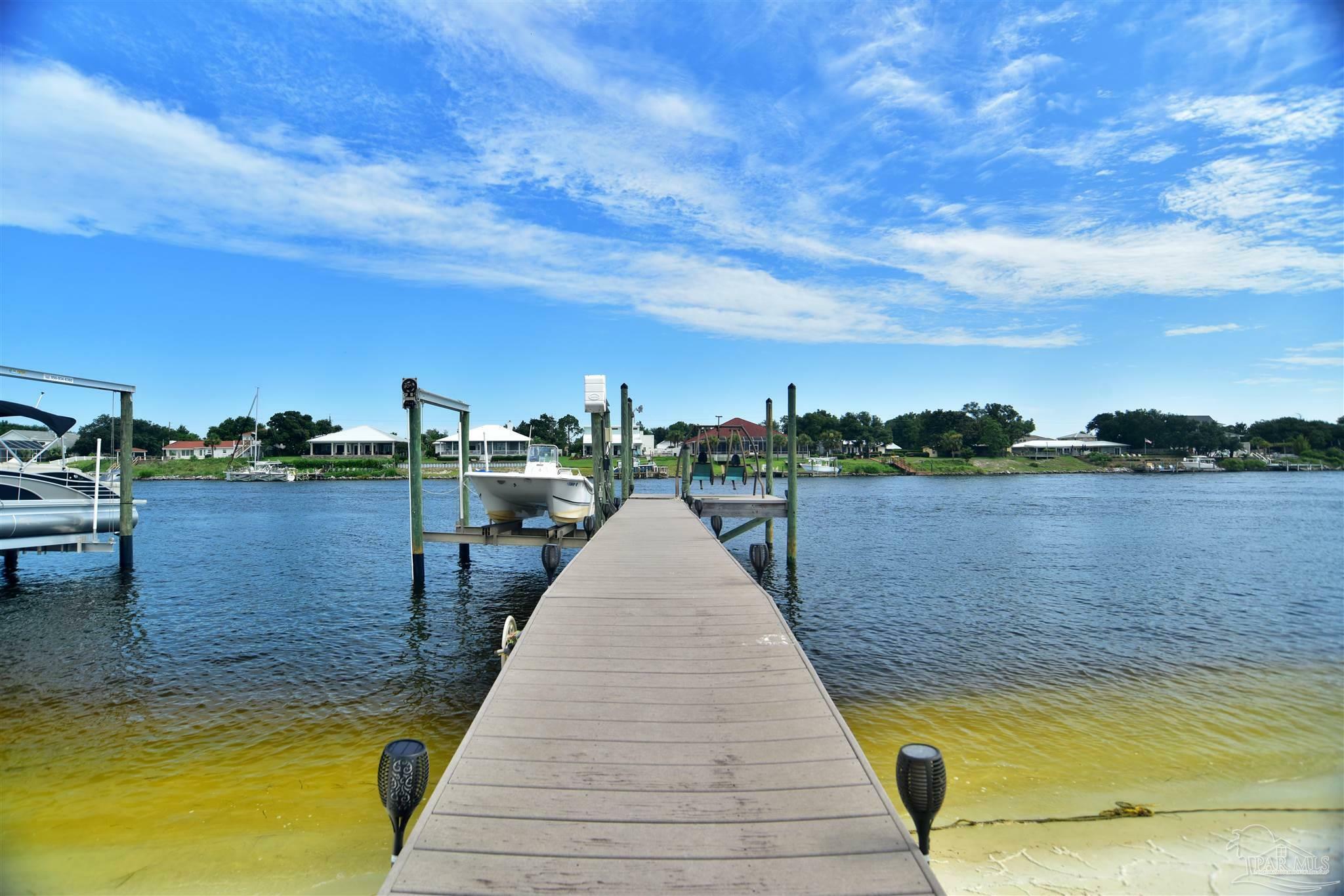 Property Photo: 14032 Waterview Dr FL 32507
