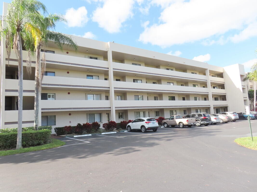 Property Photo: 3154 Via Poinciana 305 FL 33467