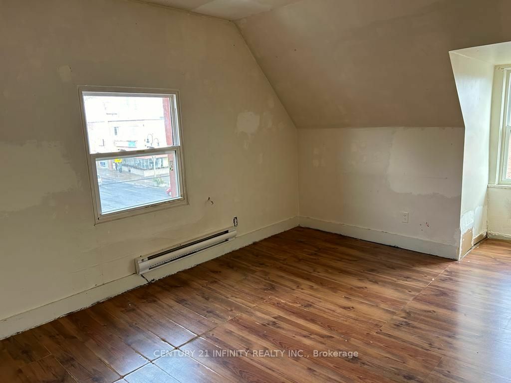 Property Photo:  134 1/2 Simcoe St S  ON L1H 4G9 