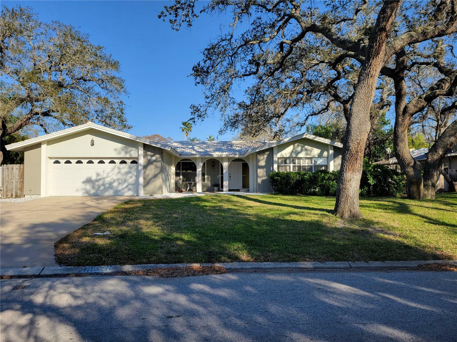 Property Photo:  10221 Bay Hills Drive  FL 33774 