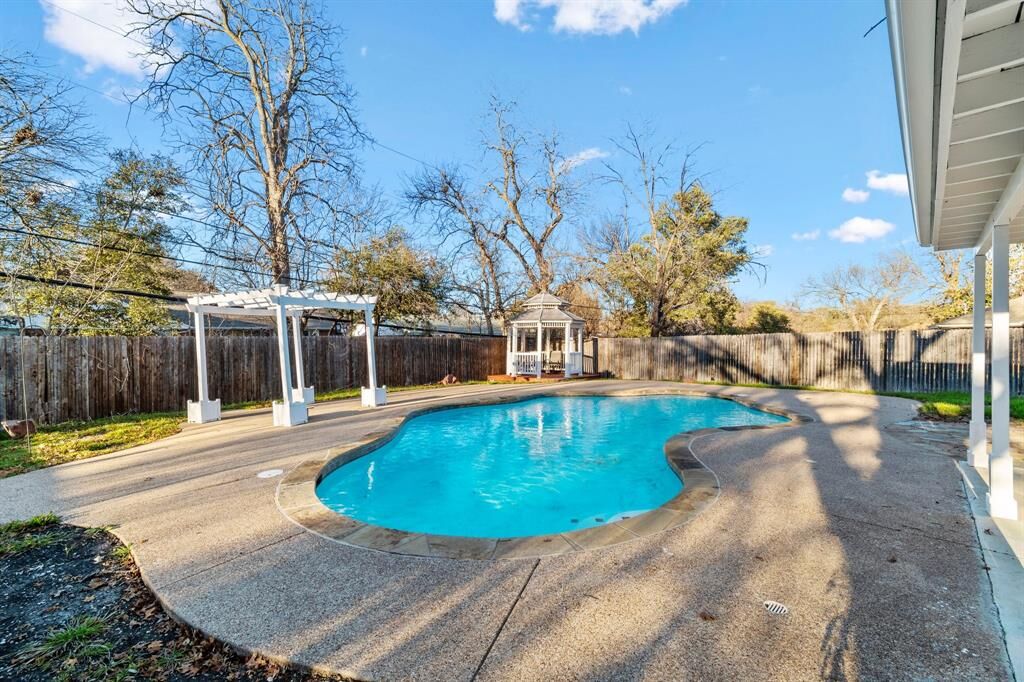 Property Photo: 5816 Wimbleton Way TX 76133