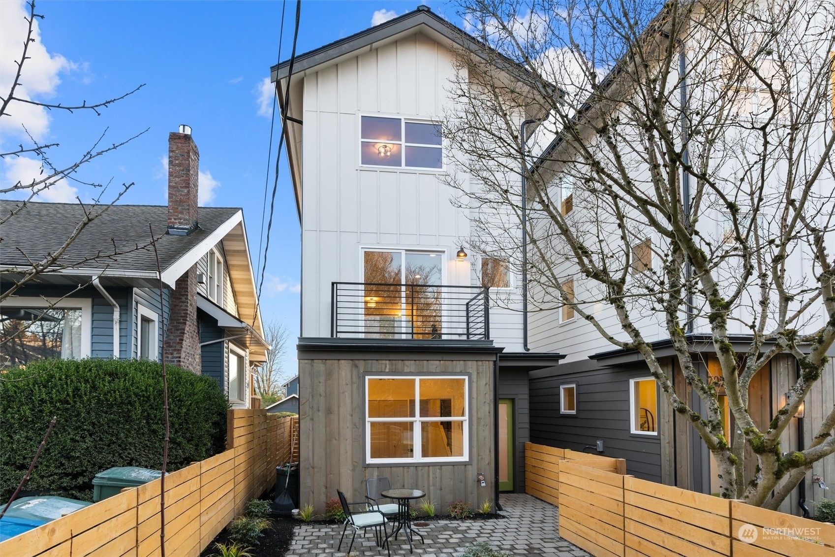 Property Photo: 2705 B NE 54th Avenue WA 98105