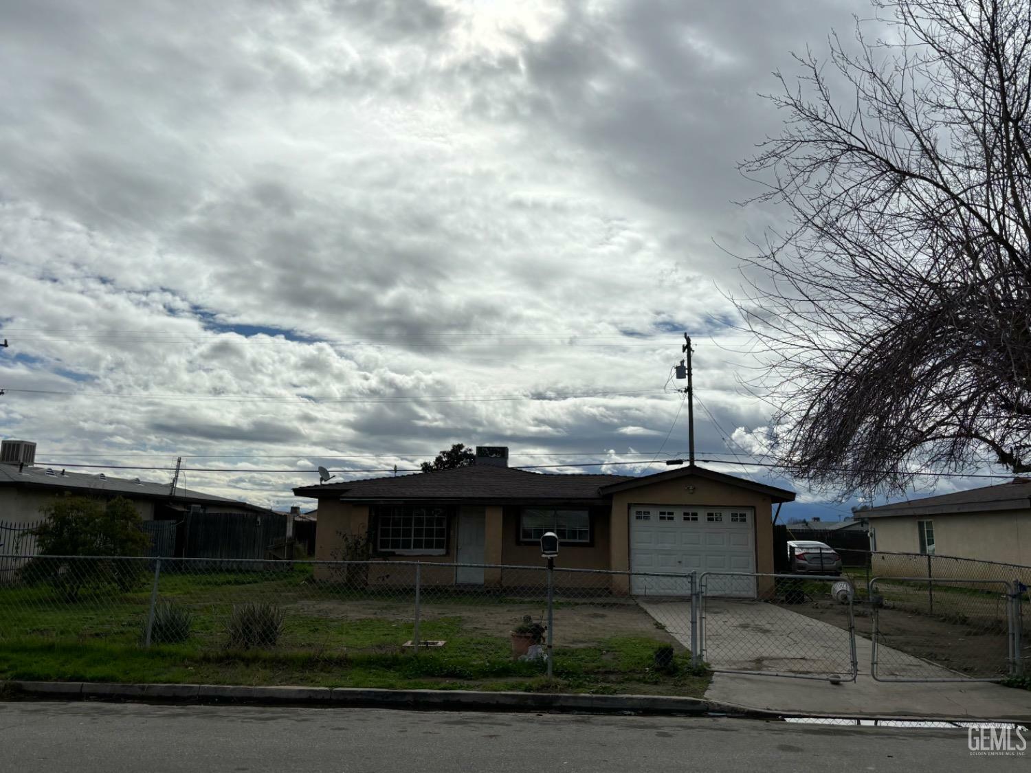 Property Photo:  405 Buckley Avenue  CA 93307 