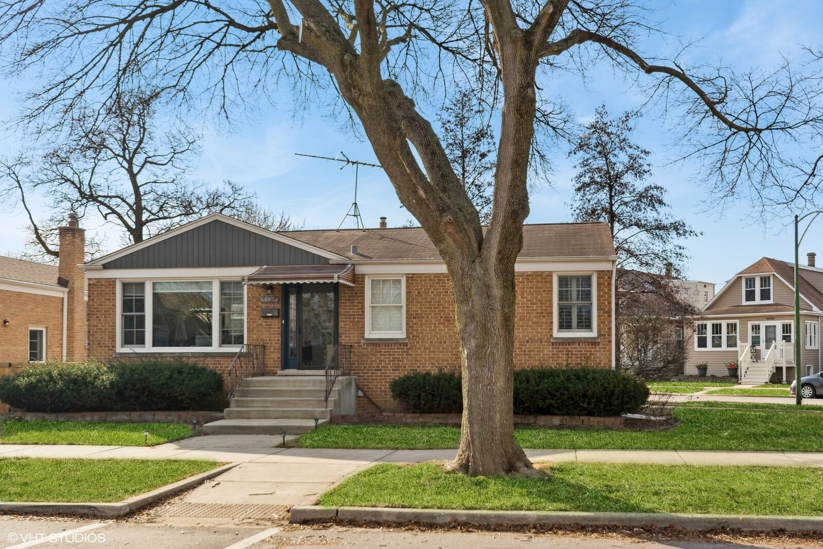 Property Photo: 5863 W Peterson Avenue IL 60646