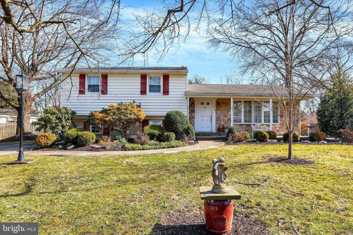 Property Photo:  319 Holly Knoll Drive  PA 18966 