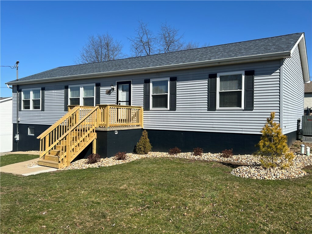 Property Photo: 817 Warren St PA 15601