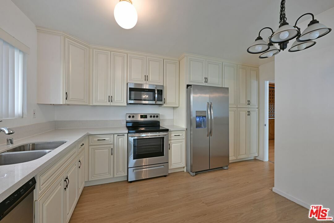 Property Photo:  1128   Rexford Dr 1  CA 90035 