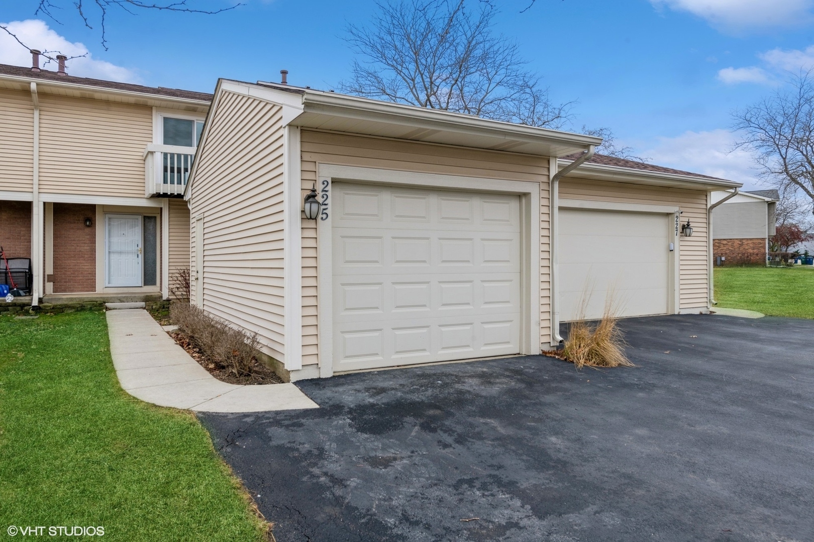 Property Photo: 225 Colony Court IL 60061
