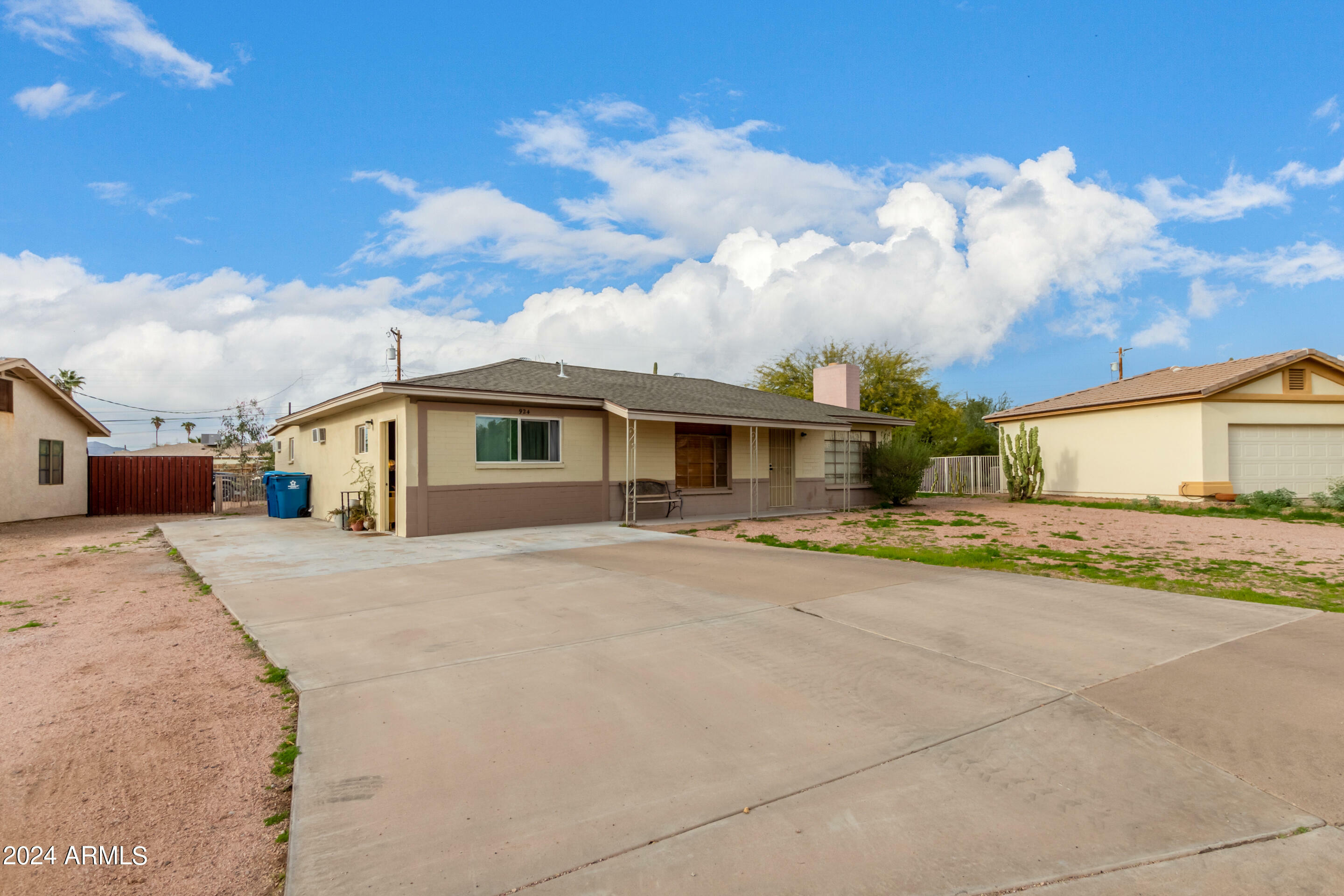 Property Photo:  924 E Granada Avenue  AZ 85119 