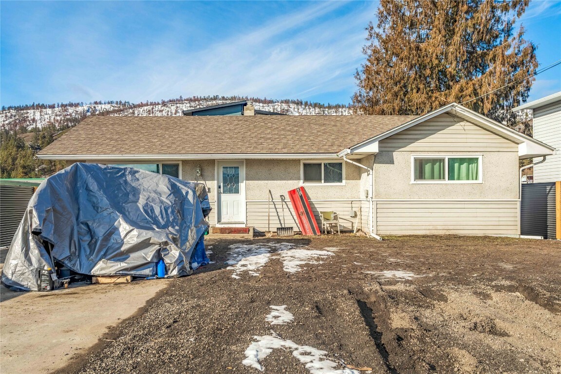 Property Photo:  470 Snowsell Street N  BC V1V 2C7 