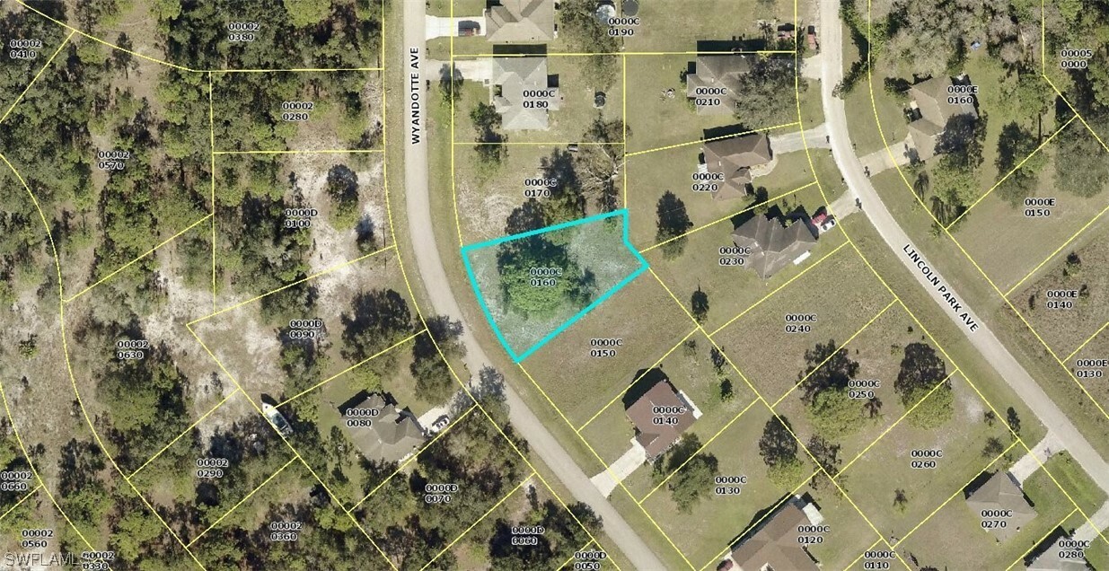 Property Photo:  2151 Wyandotte Avenue  FL 33920 