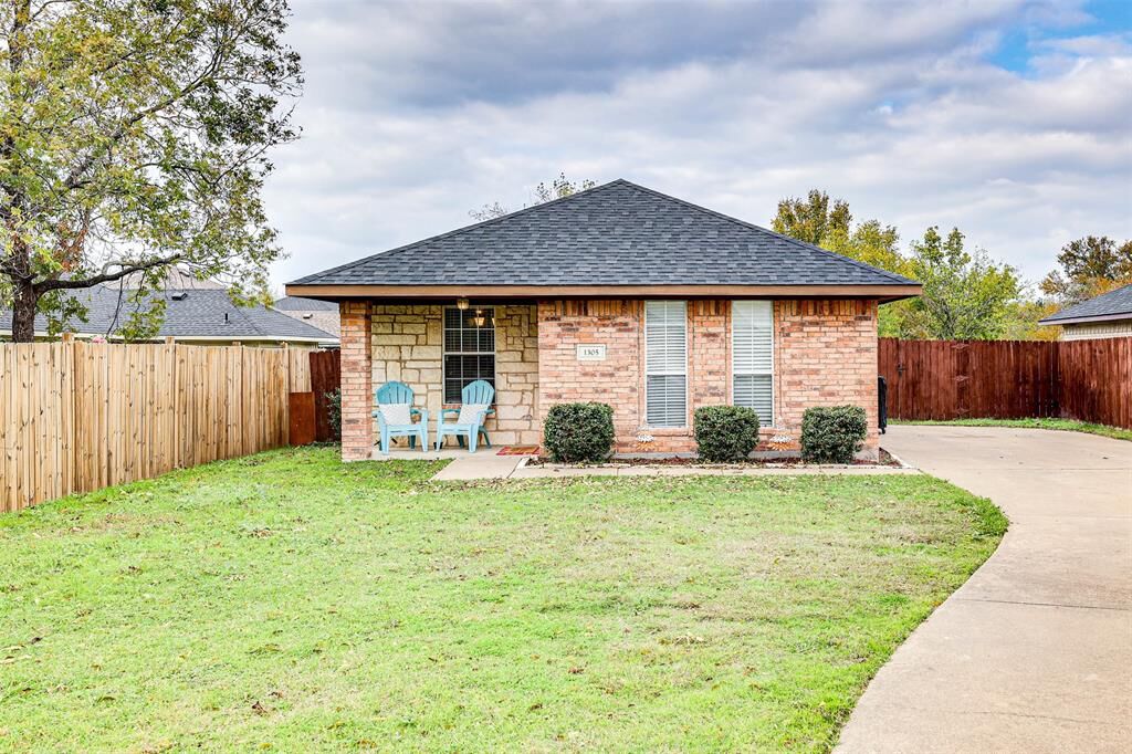 Property Photo:  1305 Wyatt Street  TX 75165 