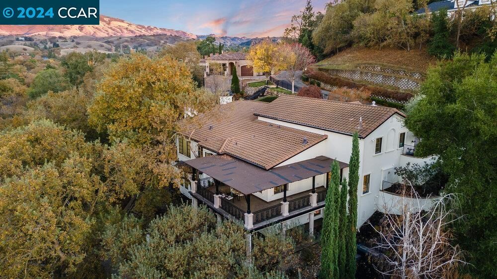 Property Photo: 616 Sugarloaf Ct CA 94596