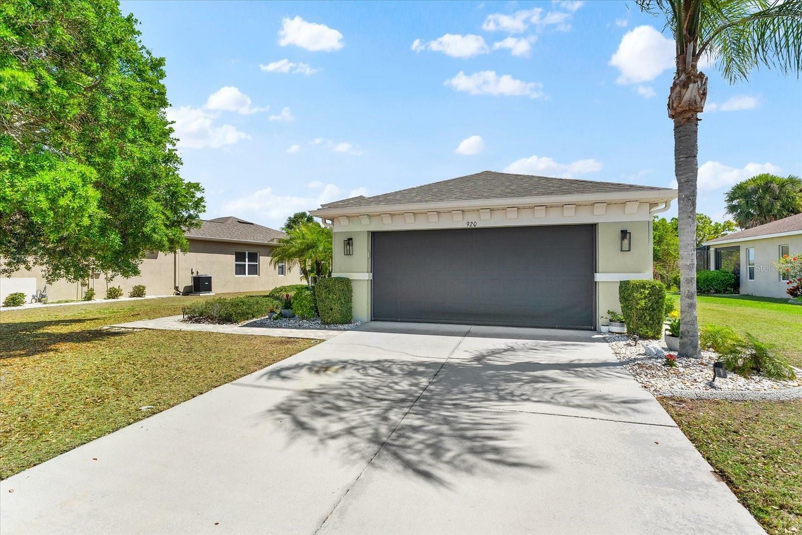 Property Photo:  920 Regal Manor Way  FL 33573 