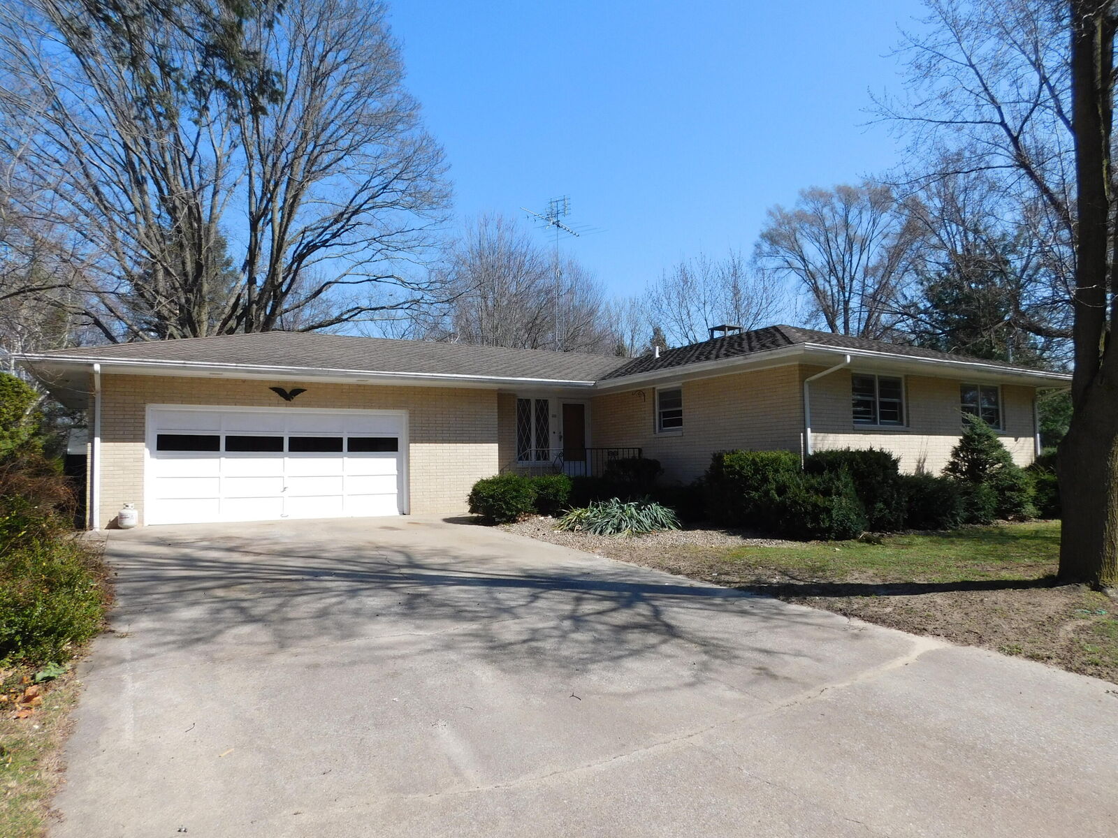 Property Photo:  305 S Smith Street  MI 49117 