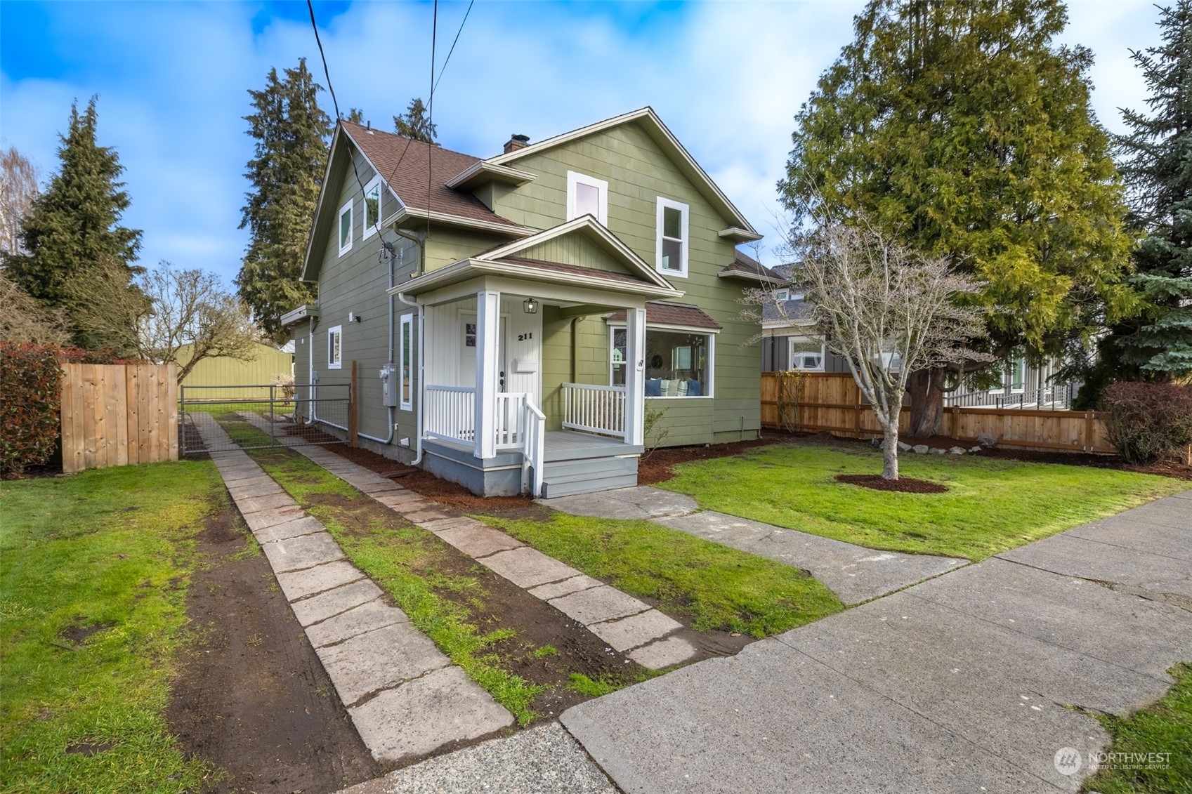 Property Photo:  211 4th Avenue SE  WA 98372 