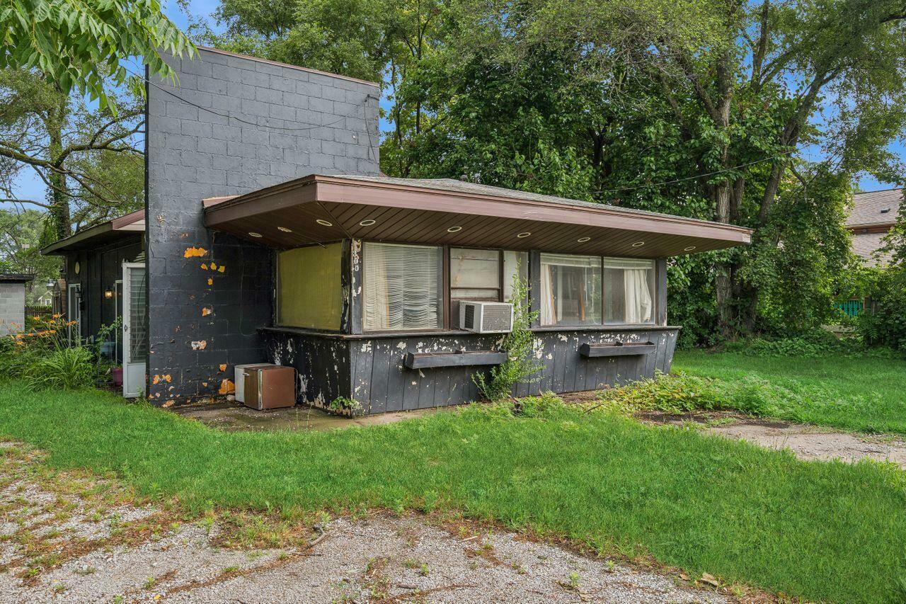 Property Photo:  300 E Buffalo Street  MI 49117 