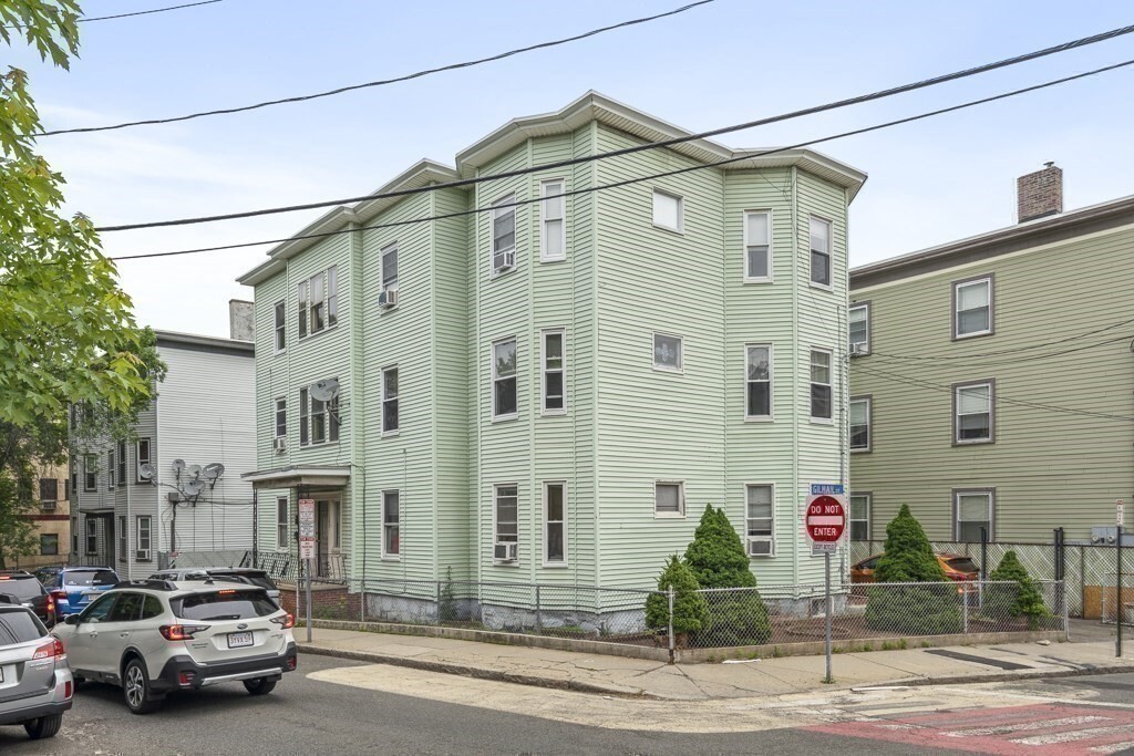 Property Photo: 105 Walnut St 3 MA 02145
