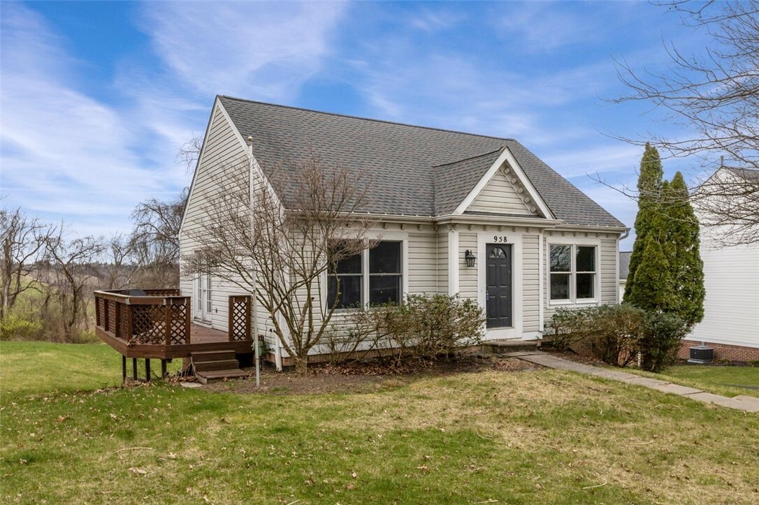 Property Photo:  958 Bideford Dr  PA 15129 