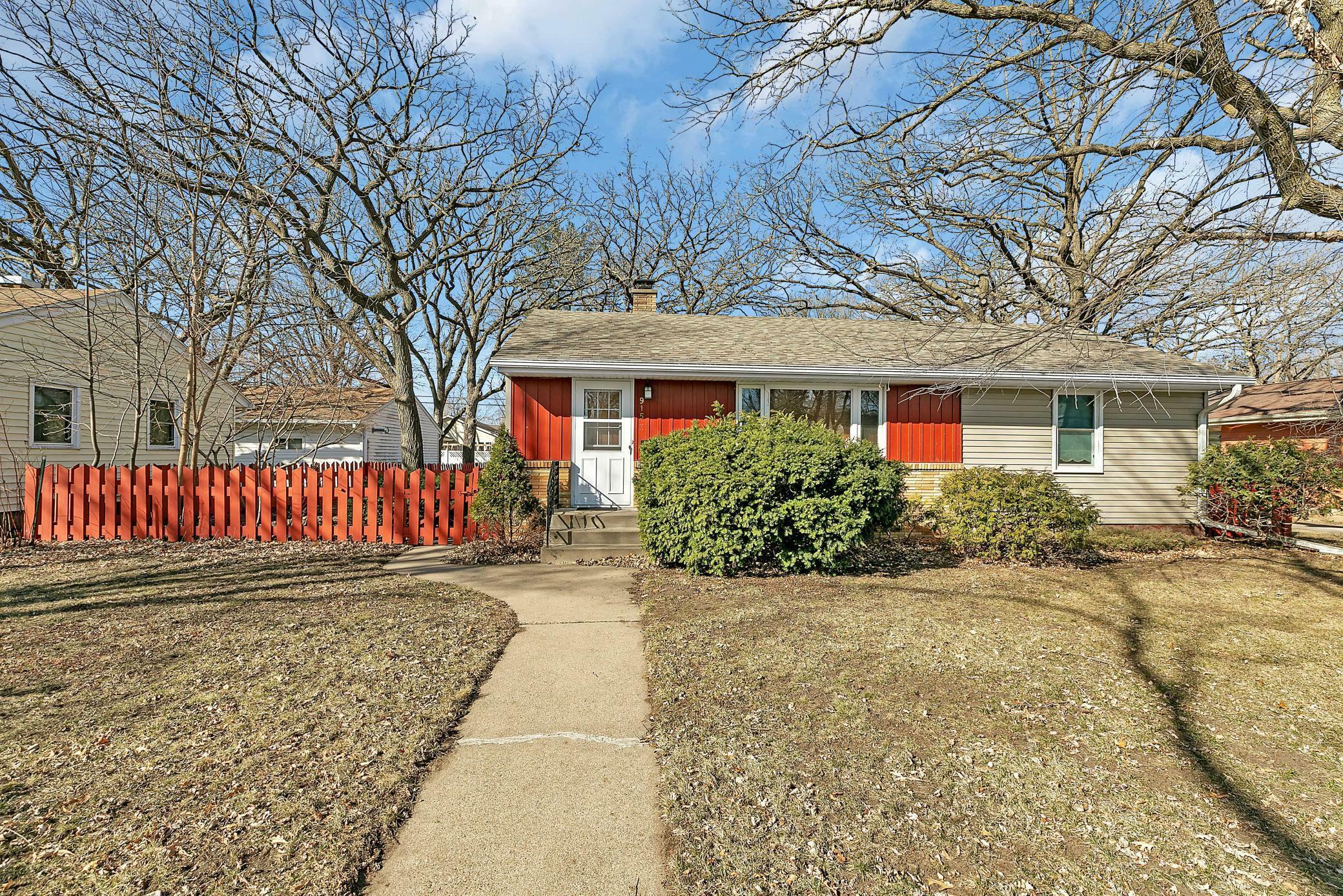 Property Photo:  915 River Avenue S  MN 56379 