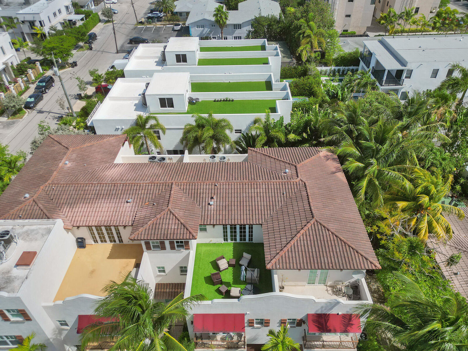Property Photo:  1707 NE 8th Street 1707  FL 33304 