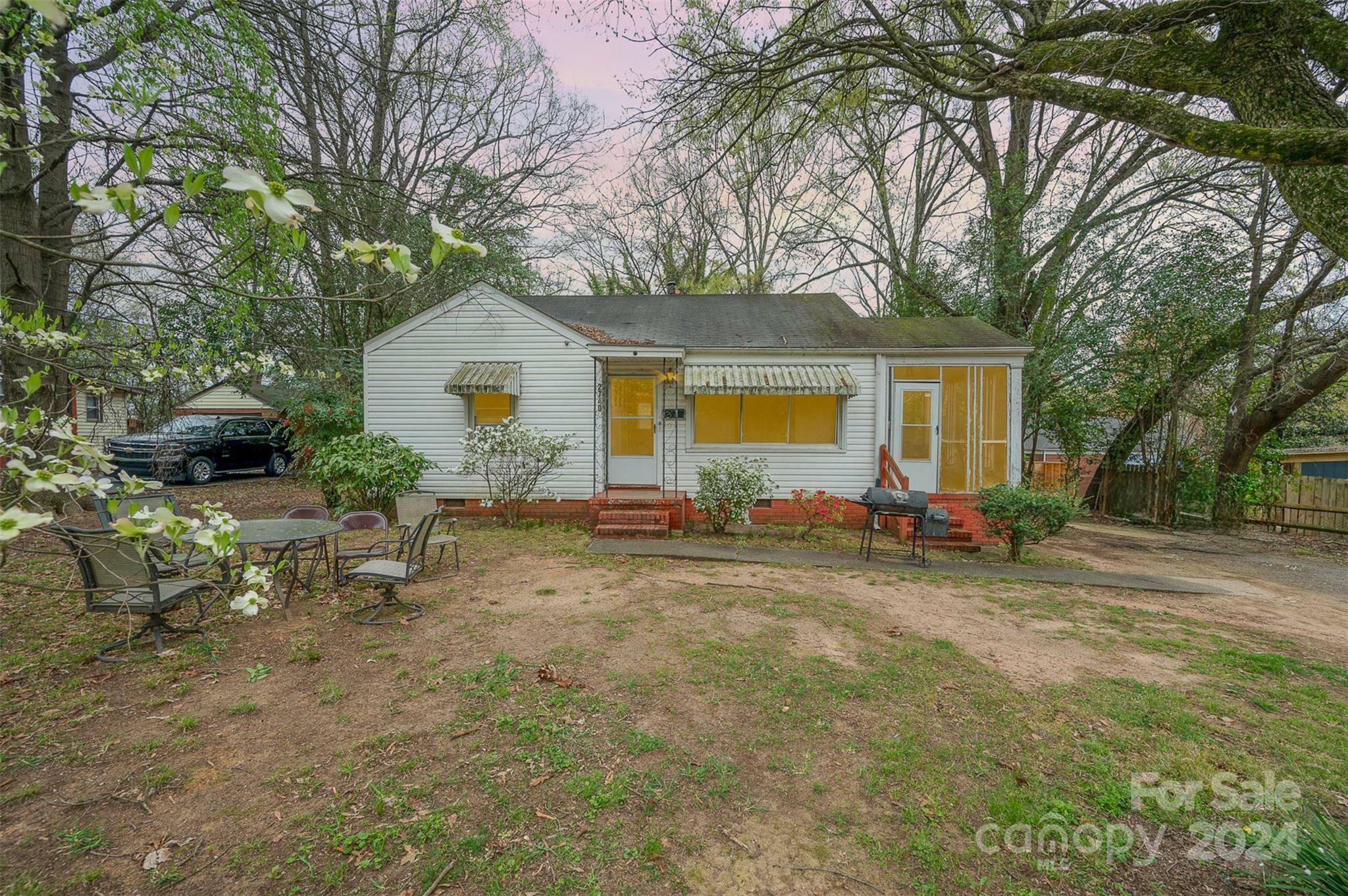 Property Photo:  2740 Dogwood Avenue  NC 28206 