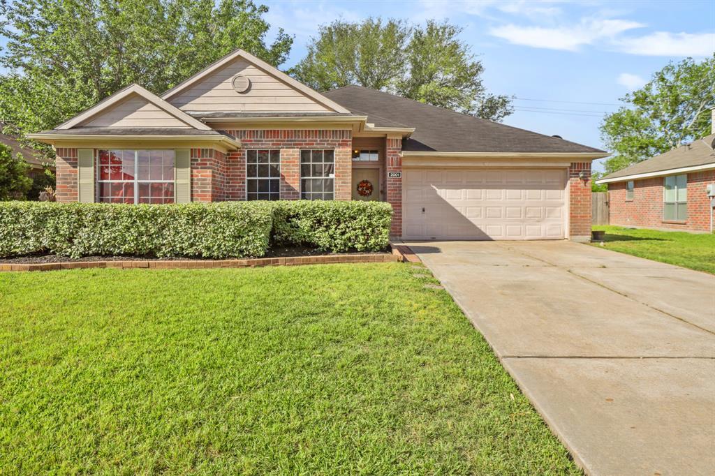 Property Photo: 2001 Village Court Lane TX 77471
