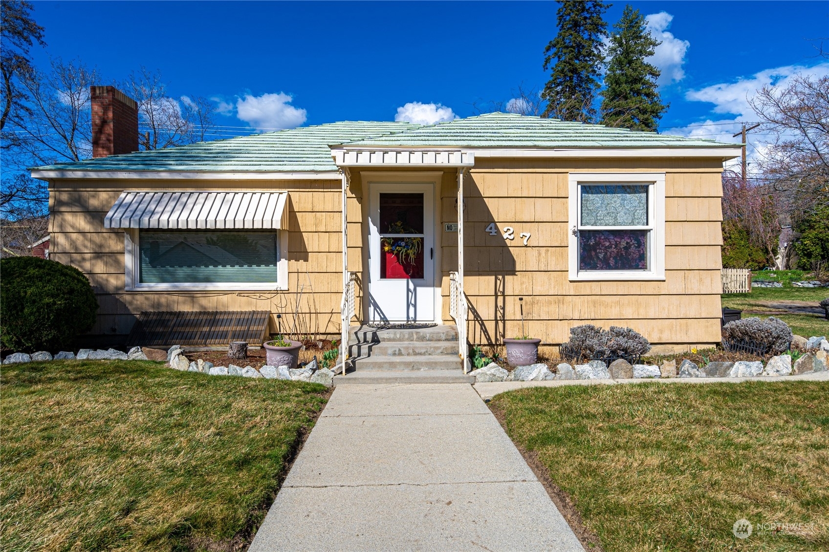 Property Photo:  427 E Wapato Avenue  WA 98816 