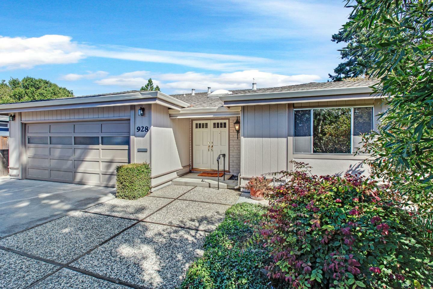 Property Photo:  928 Theresa Court  CA 94025 