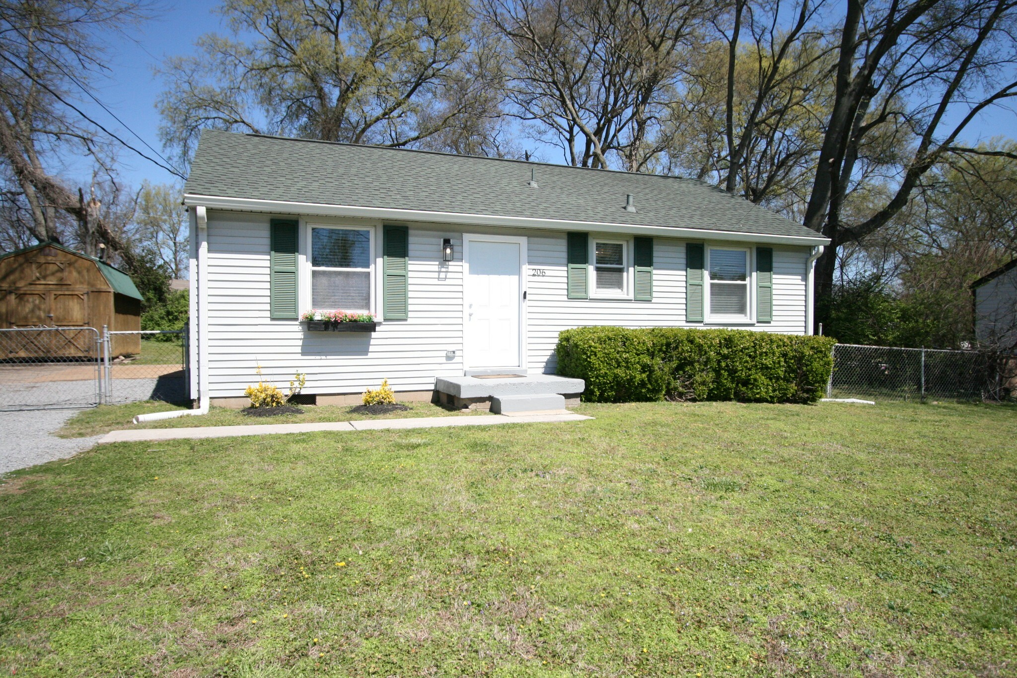 Property Photo: 206 Garwood Dr TN 37210