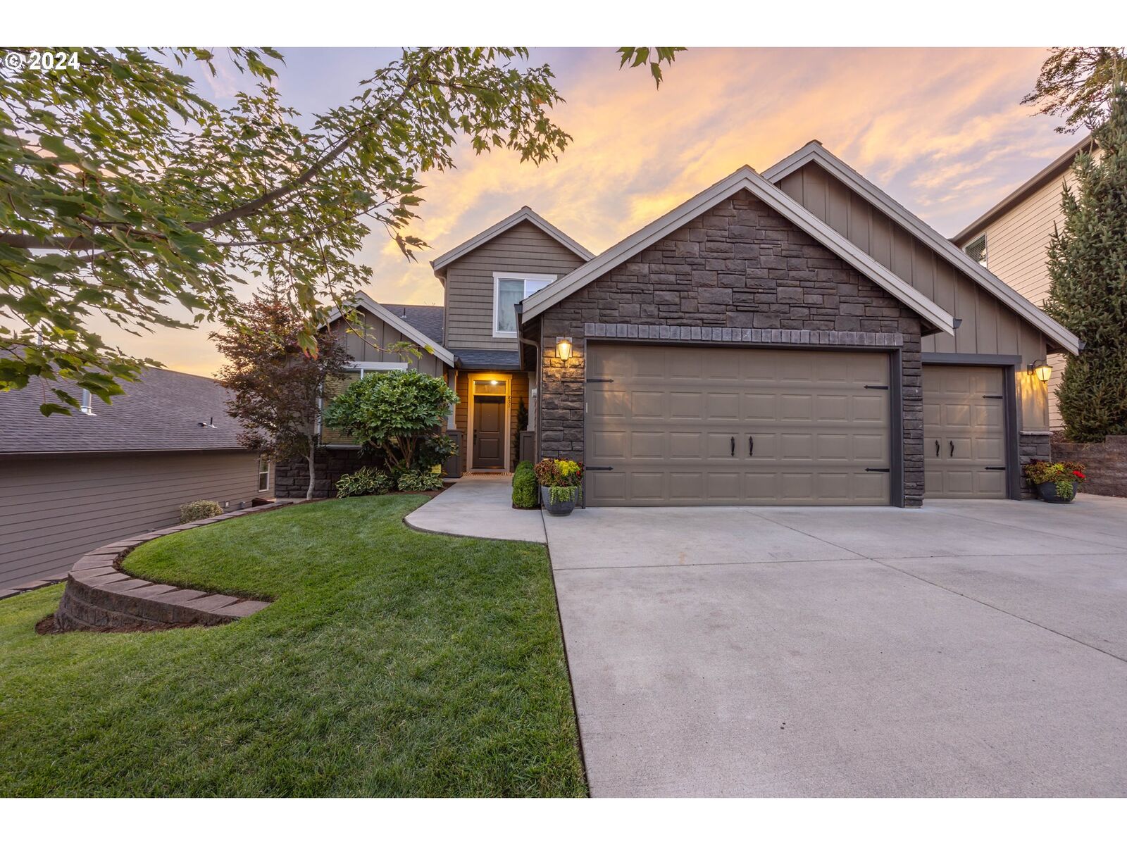 Property Photo:  851 50th St  WA 98671 