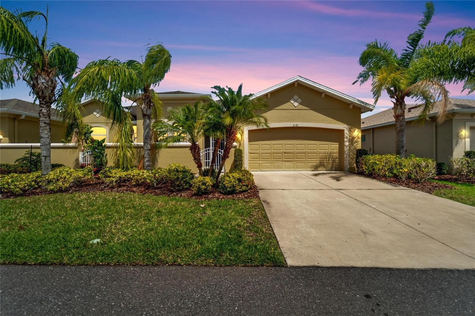 Property Photo:  2121 Sifield Greens Way 64  FL 33573 