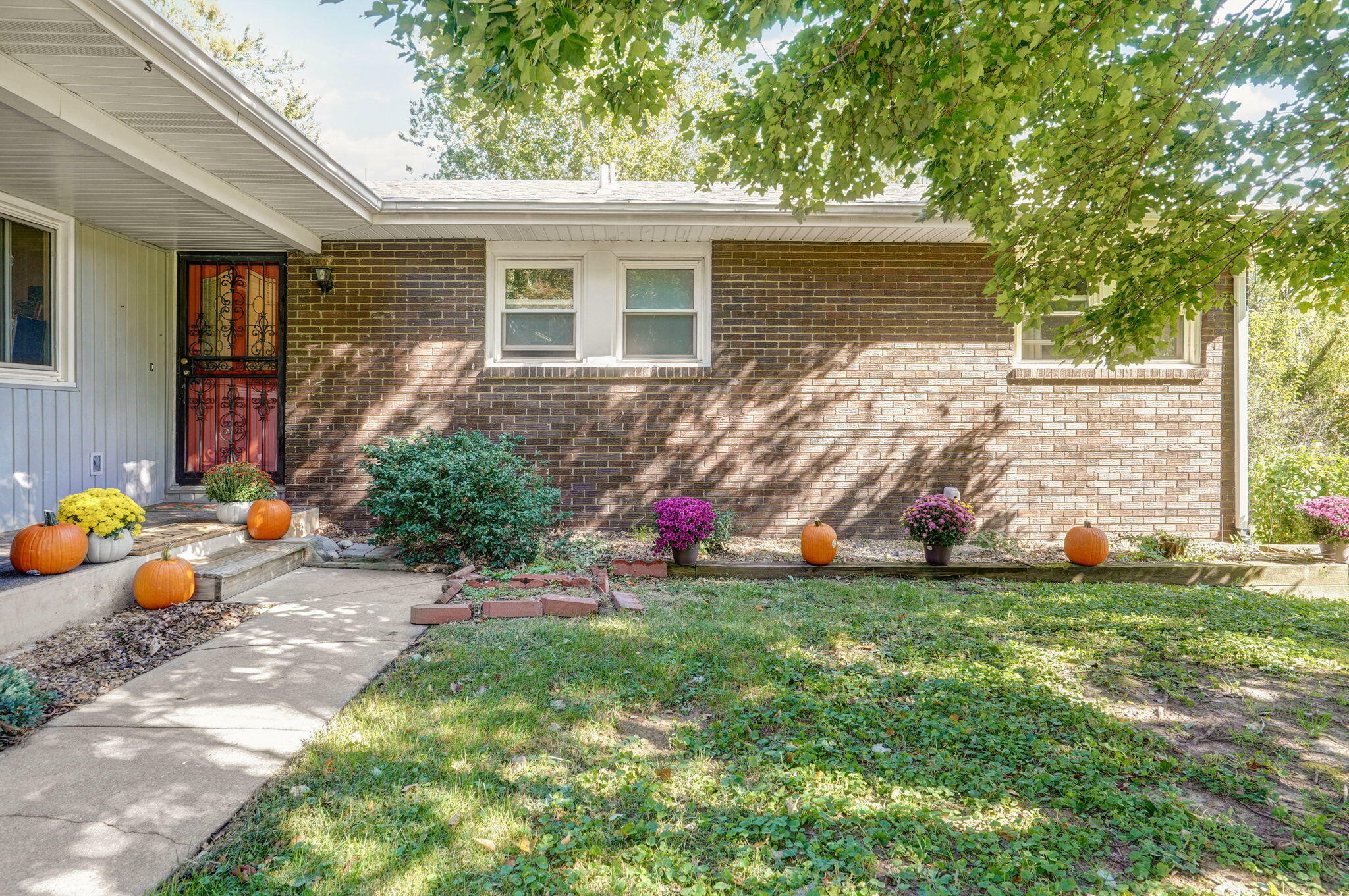 Property Photo: 2004 S Oak Grove Avenue MO 65804