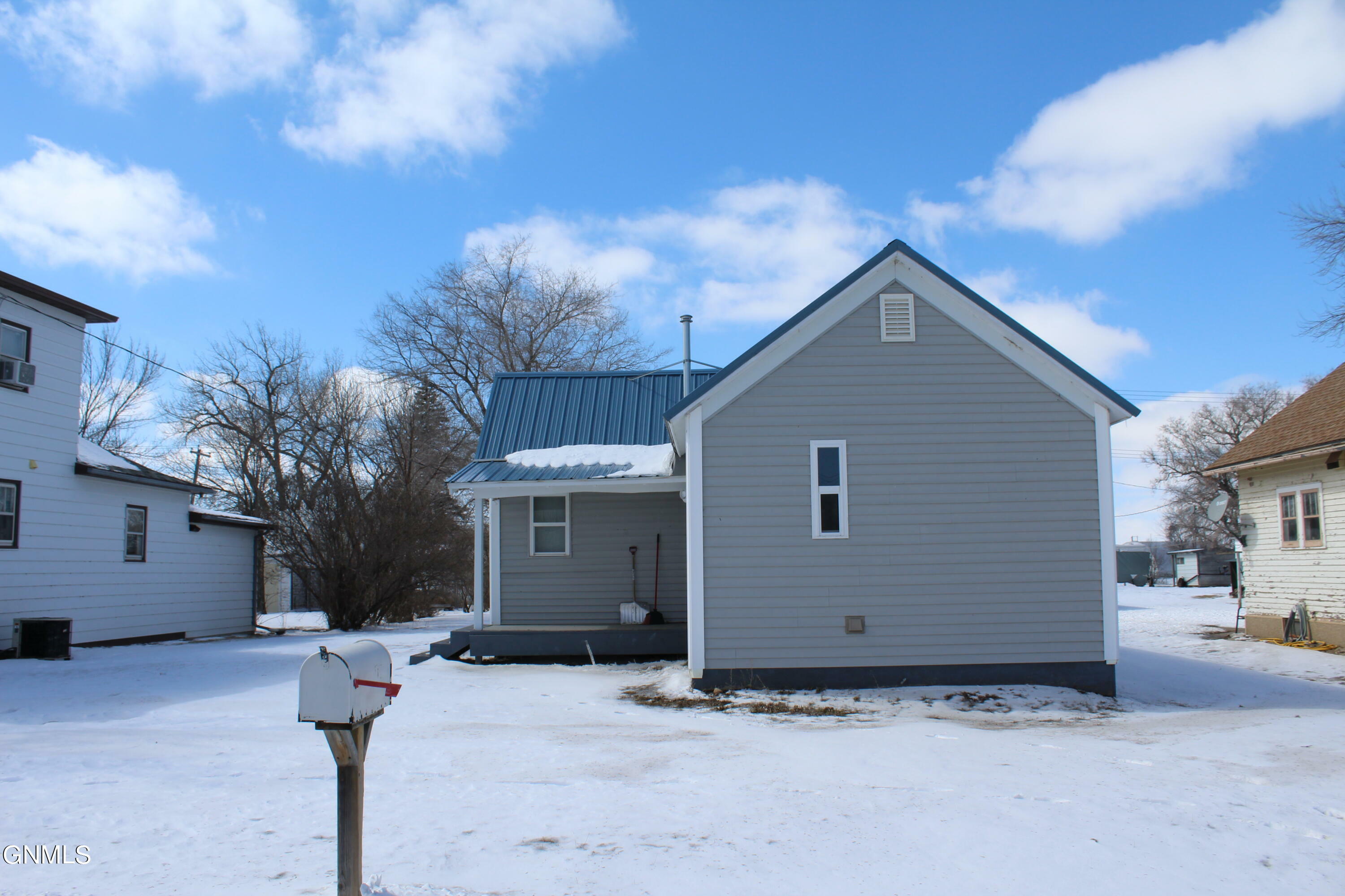 Property Photo:  208 2nd Avenue NW  ND 58413 