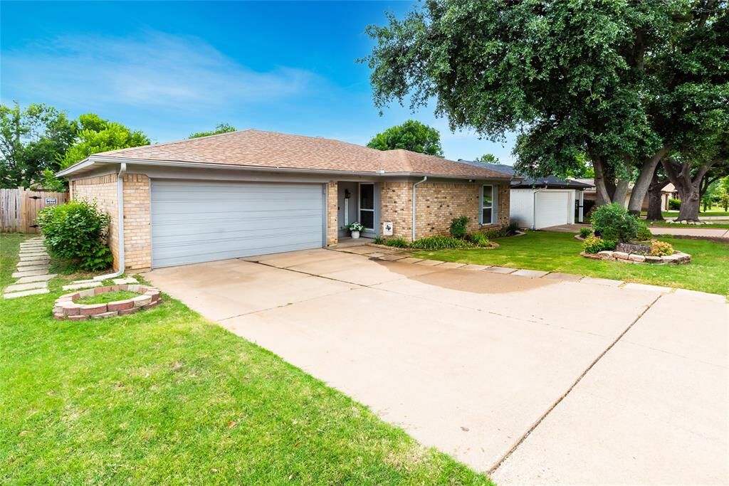Property Photo:  3420 Wedgworth Road S  TX 76133 