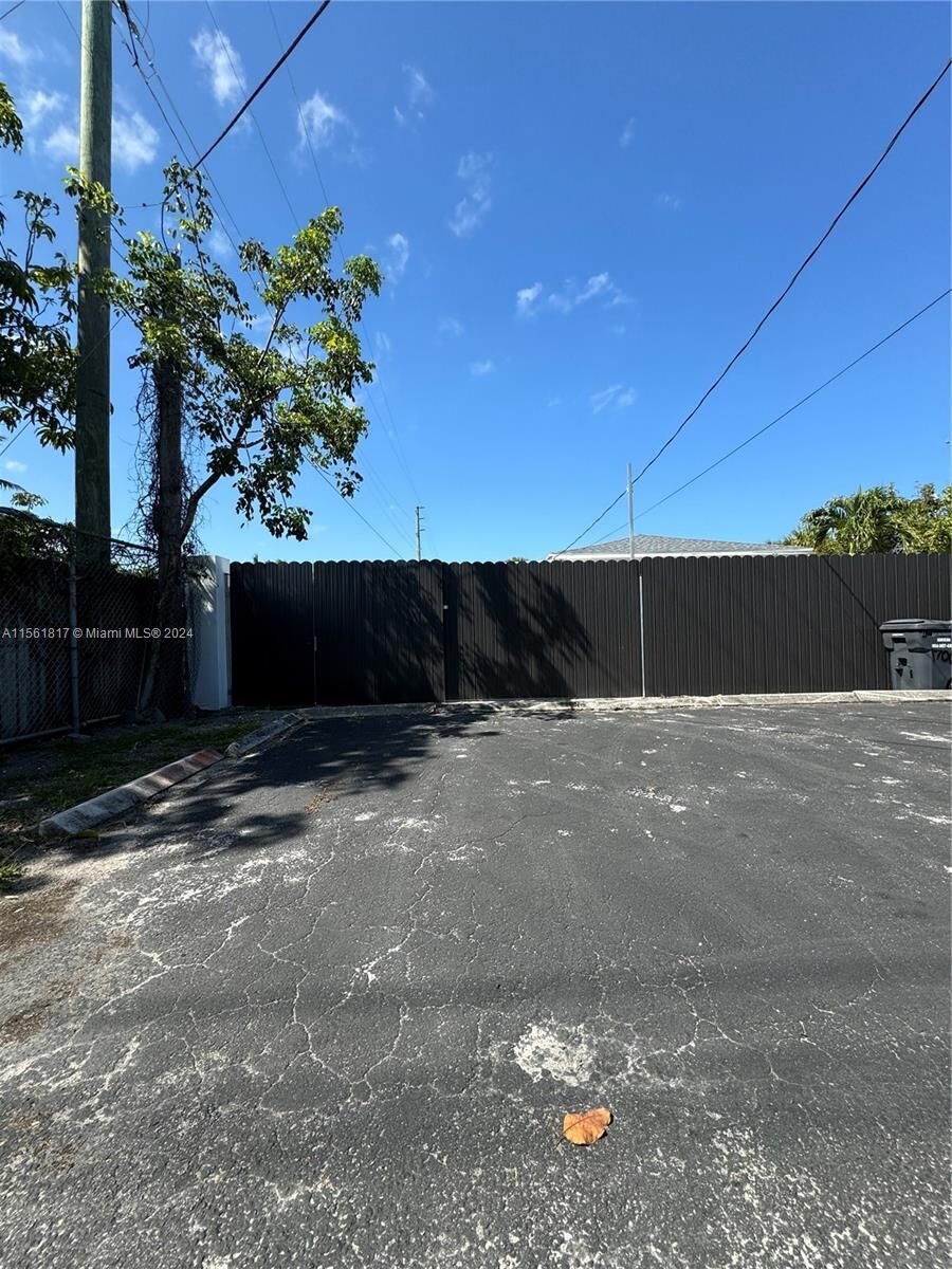 Property Photo: 1700 Thomas St 1 FL 33020
