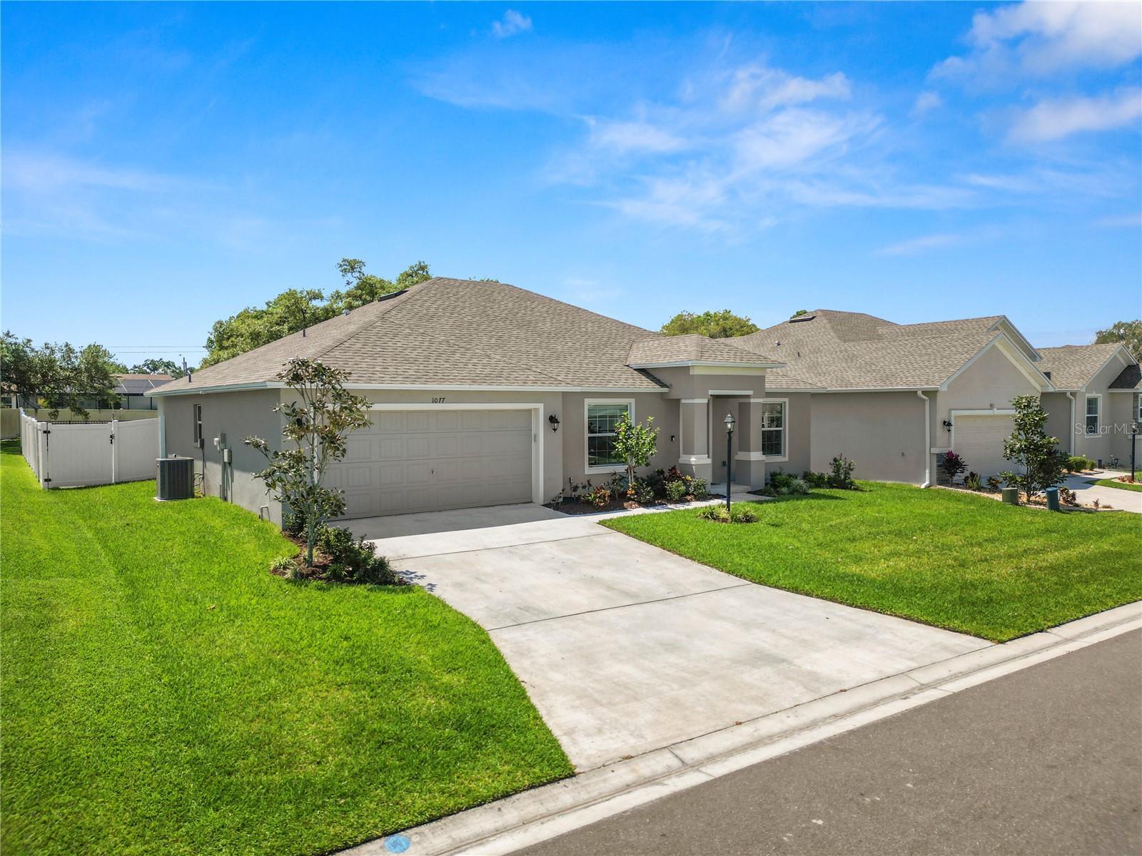 Property Photo:  1077 Woodland Oaks Drive  FL 33813 
