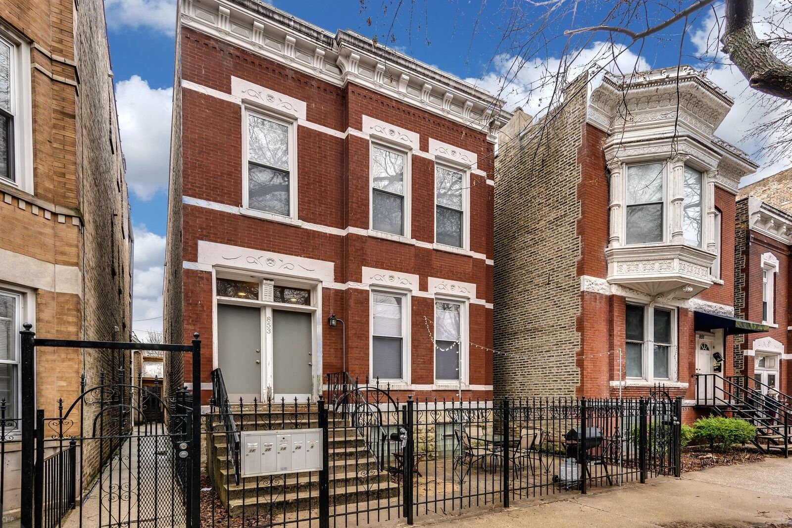Property Photo: 853 N Winchester Avenue 2F IL 60622