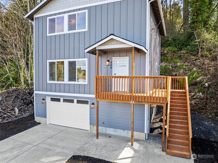Property Photo:  608 NE 1st Street  WA 98596 