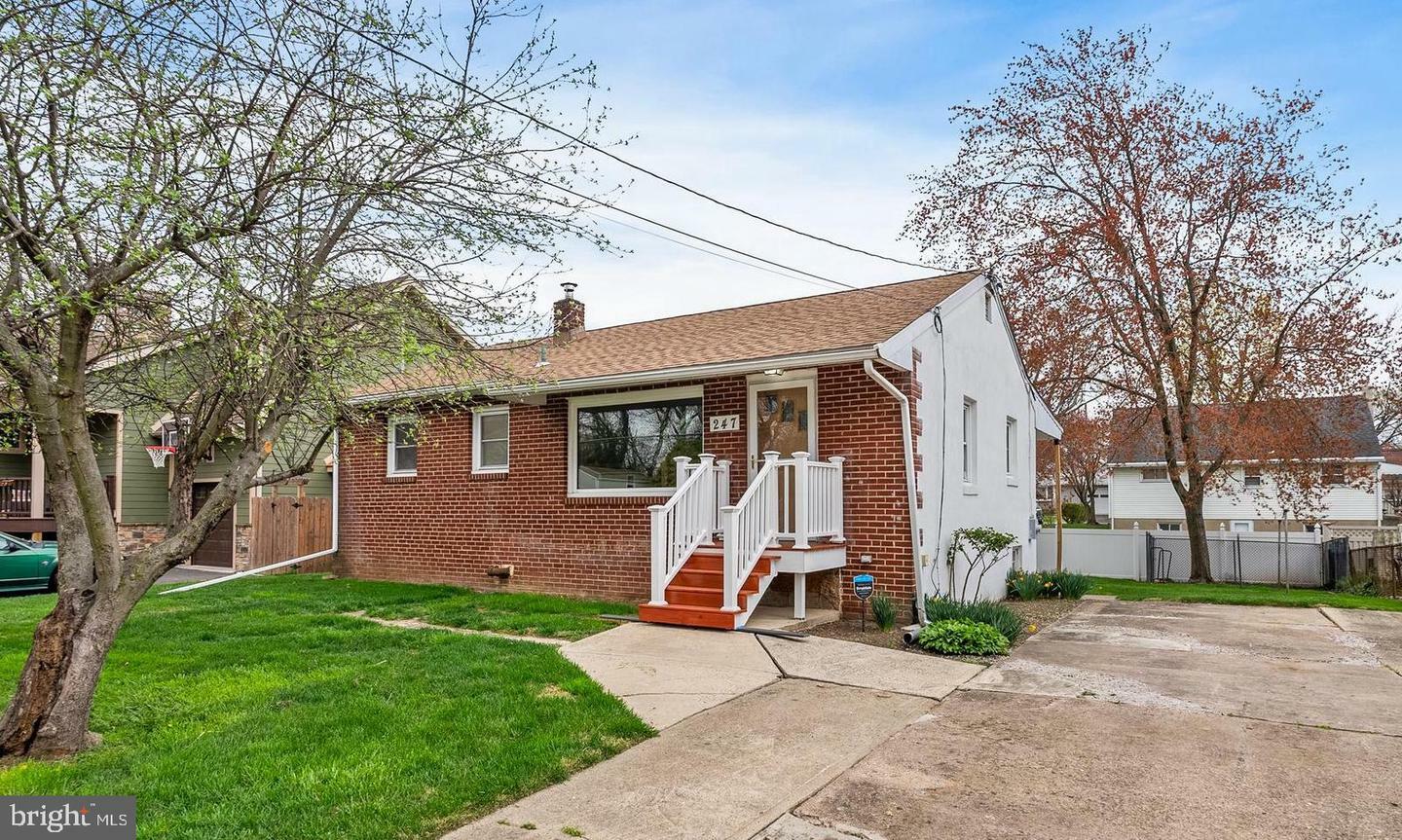 Property Photo:  247 W Palmer Street  PA 19067 