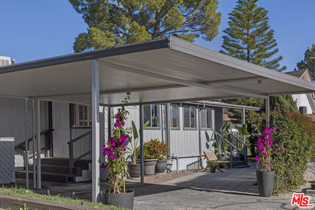 Property Photo: 1300 Zuni Ln CA 90290