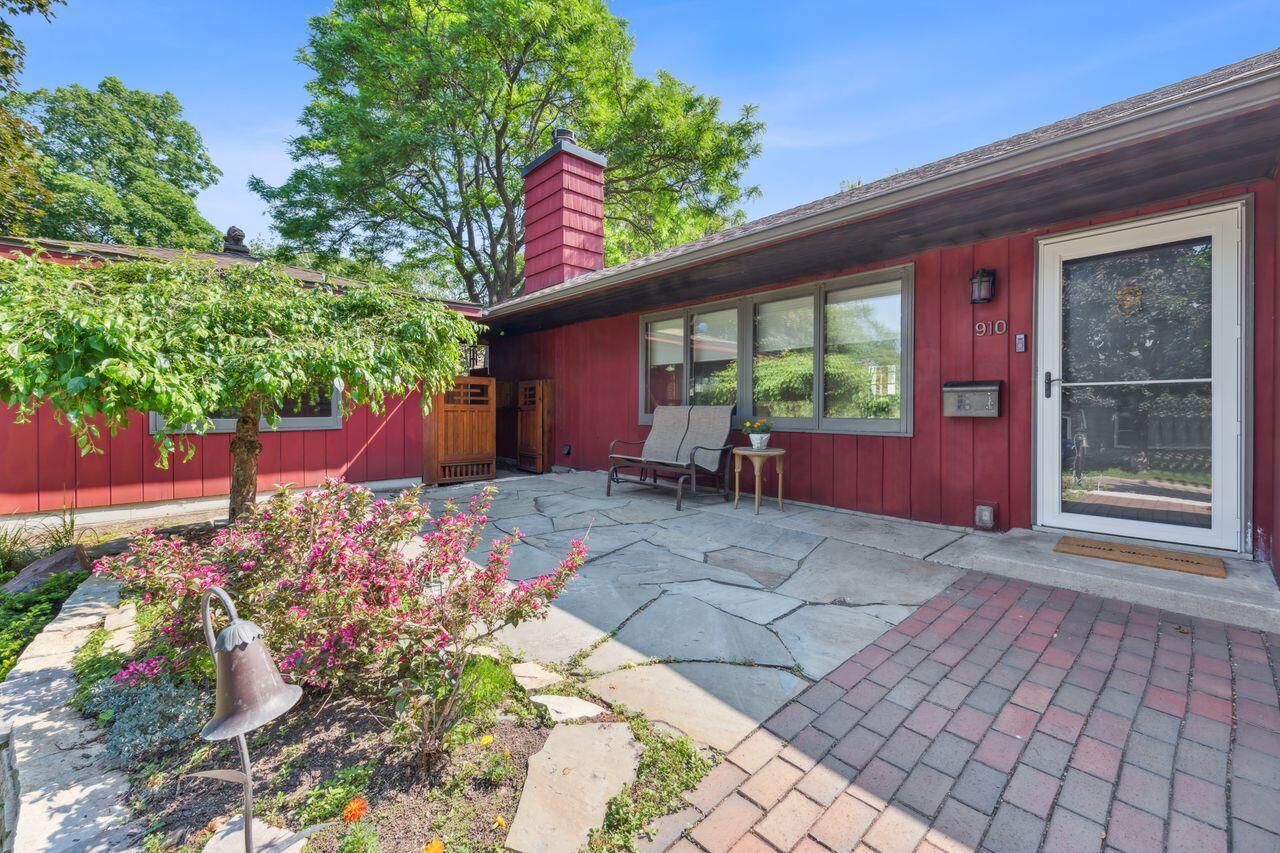 Property Photo: 910 Howell Street S MN 55116