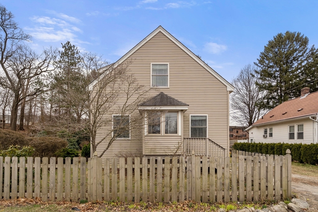 Property Photo:  10 Pineland Ave  MA 01604 