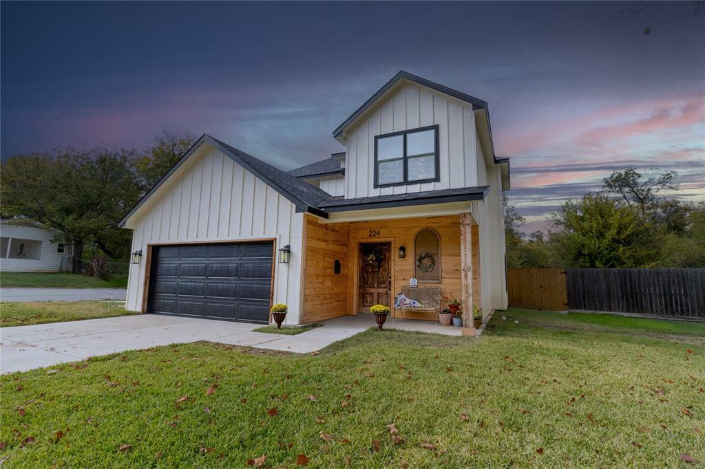 Property Photo:  224 Live Oak Lane  TX 76086 