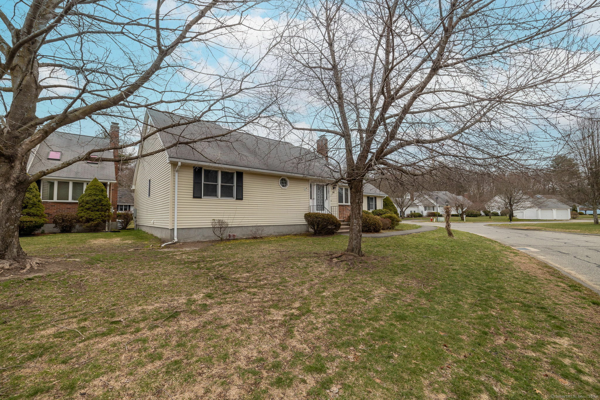 Property Photo:  154 Oldefield Farms  CT 06082 