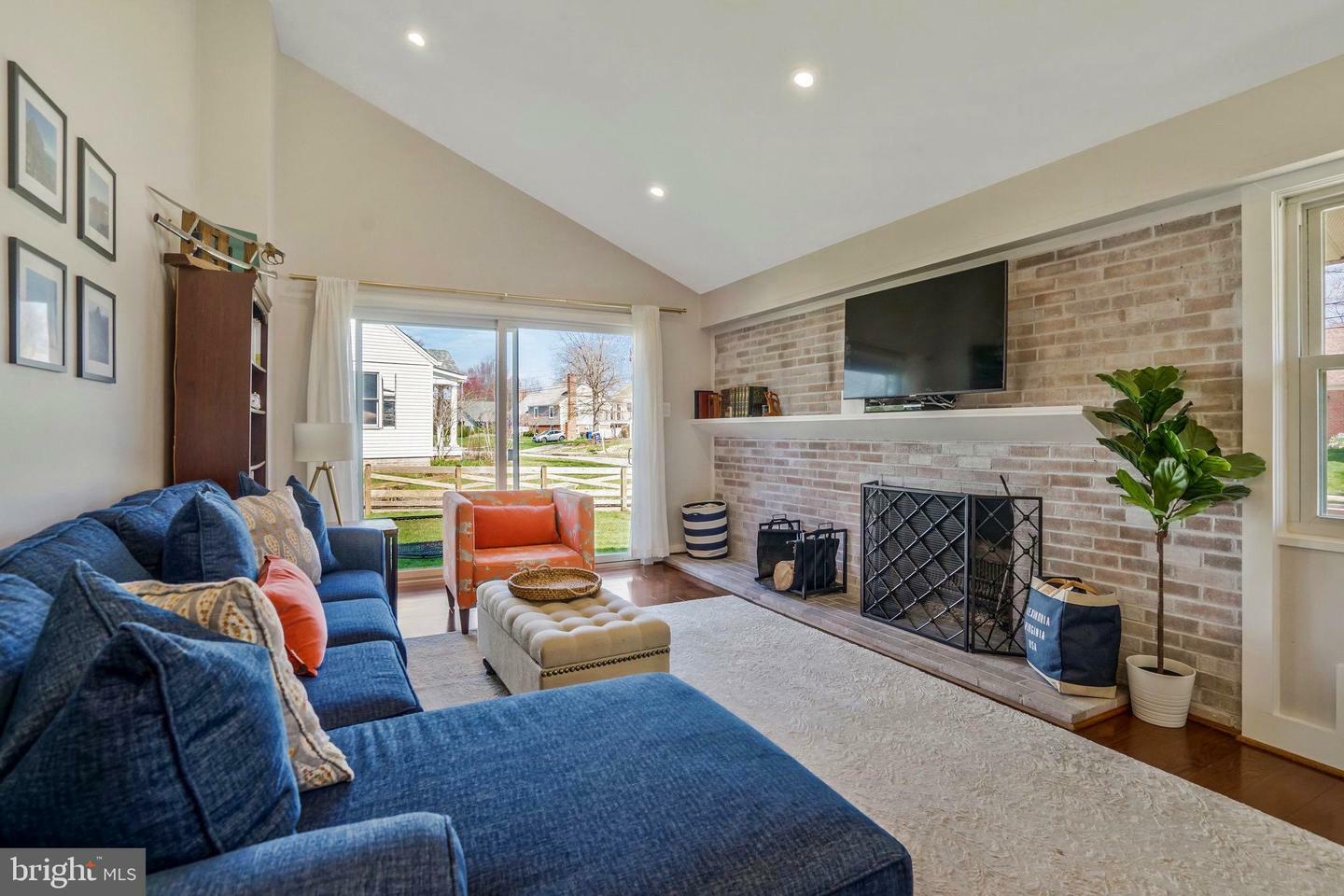 Property Photo:  1010 Waynewood Boulevard  VA 22308 