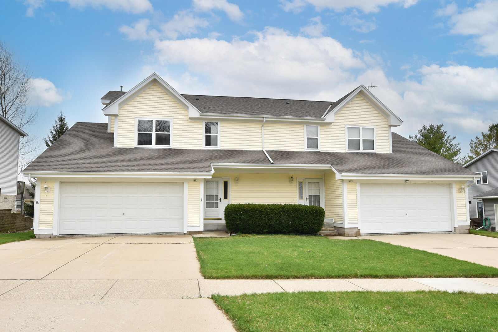Property Photo:  821 Lookout Ct 823  WI 53027 