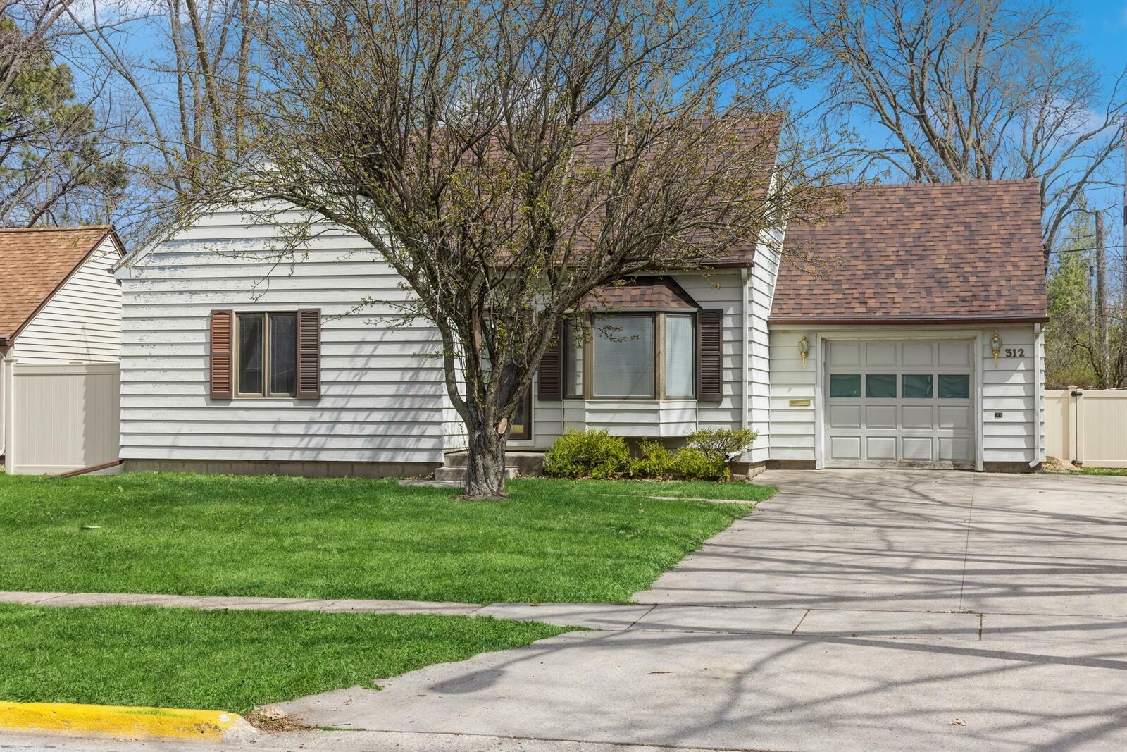 Property Photo:  312 Hilltop Road  IA 50014 