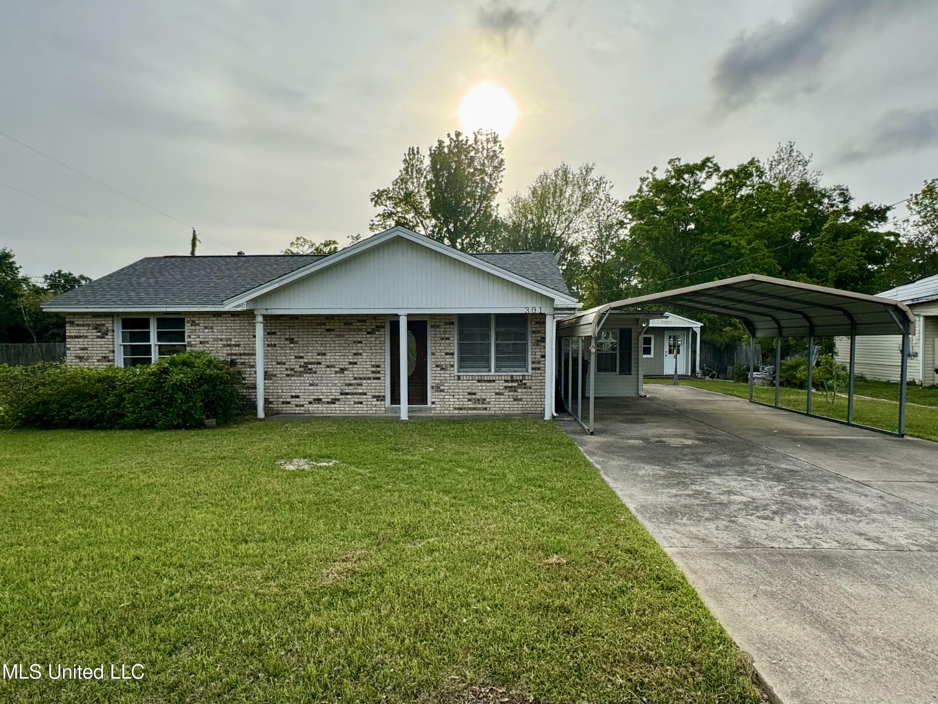 Property Photo:  301 Klondyke Road  MS 39560 